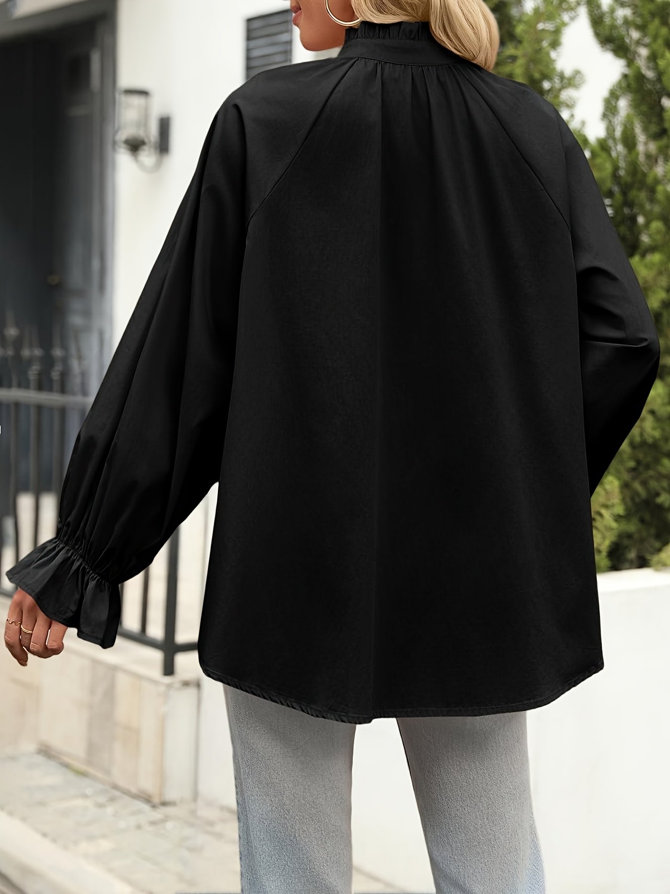 Moteriški ilgi V formos iškirptės marškinėliai - Image 4