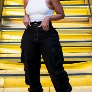 Aukšto liemens juodi tamprūs džinsai didesnio dydžio moterims, tinkami dėvėti darbe